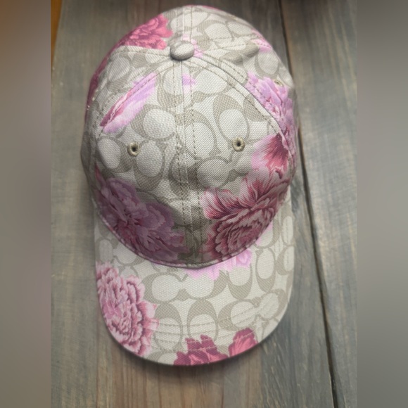 Coach hat with Kaffe Fassett print
100% cottonLeather details
Style #4767 - Picture 1 of 7